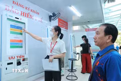 Người dân đăng ký khám bệnh tại bệnh viện đa khoa Xanh Pôn. (Ảnh: Minh Quyết/TTXVN)