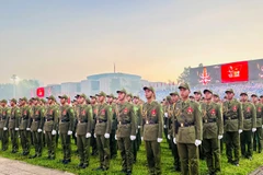 Trong ánh sáng ban mai, rạng ngời gương mặt của những chiến sỹ quân đội, công an và đại diện các tầng lớp nhân dân. (Ảnh: Thùy Giang/Vietnam+)