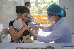 Nhân viên y tế tiêm vaccine phòng bệnh sởi cho trẻ em. (Ảnh: Vũ Quang/TTXVN)