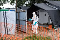 Khu vực cách ly và điều trị bệnh nhân nhiễm virus Ebola tại Mubende, Uganda. (Ảnh: THX/TTXVN)