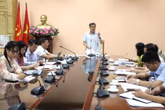 Thứ trưởng Bộ Y tế Trần Văn Thuấn chủ trì cuộc họp đôn đốc tiến độ triển khai các nhiệm vụ trong Chiến dịch. (Ảnh: PV/Vietnam+)