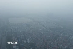 Thủ đô Hà Nội chìm trong bụi mịn và sương mù. (Ảnh: Phan Phương/TTXVN)