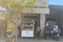 Đoàn kiểm tra của phường Vũng Tàu kiểm tra tiệm bánh mỳ nghi nhiều người có dấu hiệu ngộ độc sau khi ăn. (Ảnh: Hoàng Nhị/TTXVN)