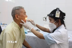 Người cao tuổi tại Hà Nội được kiểm tra tổng quát tai, mũi, họng. (Ảnh: Nguyễn Thắng/TTXVN)