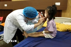 Bác sỹ thăm khám cho trẻ em mắc bệnh hô hấp. (Ảnh: TTXVN/Vietnam+)