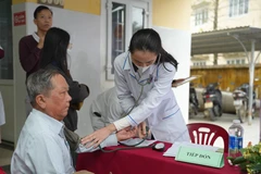 Tại Chương trình, có 300 người dân được thăm khám các chuyên khoa nội, da liễu, mắt, răng hàm mặt... (Ảnh: PV/Vietnam+)