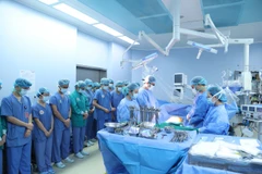 Đội ngũ y bác sỹ tri ân tấm lòng cao cả của nhân viên y tế của Bệnh viện Hữu Nghị. (Ảnh: PV/Vietnam+)