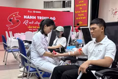 Bạn trẻ tham gia hiến máu tình nguyện. (Ảnh: T.G/Vietnam+)