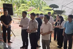Đoàn công tác đã đến từng gia đình để thắp hương, chia buồn và hỗ trợ các gia đình vượt qua mất mát đau thương. (Ảnh: PV/Vietnam+)