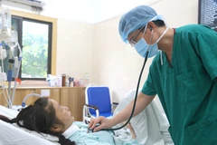Bác sỹ theo dõi tình trạng sức khỏe cho bệnh nhân sau ca ghép. (Ảnh: PV/Vietnam+)