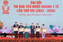Phó Thủ tướng Lê Thành Long trao Huân chương Lao động cho 5 tập thể thuộc Bộ Y tế. (Ảnh: Minh Quyết/TTXVN)