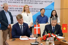 Đại diện hai bên ký kết Bản Ghi nhớ. (Ảnh: PV/Vietnam+)