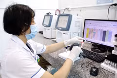 Chuyển đổi số được đẩy mạnh trong ngành y tế. Kỹ thuật viên xét nghiệm quét mã và nhập dữ liệu mẫu máu vào hệ thống, bảo đảm quản lý chính xác. (Ảnh: TTXVN)