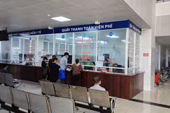 Khu vực thanh toán tiền viện phí của một bệnh viện. (Ảnh: TTXVN)