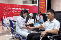 Bạn trẻ tham gia hiến máu tình nguyện. (Ảnh: T.G/Vietnam+)