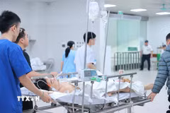 Người bệnh được đưa vào cấp cứu tại các bệnh viện. (Ảnh: TTXVN)