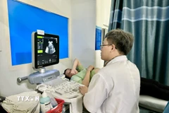Bác sĩ kiểm tra sức khỏe định kỳ cho phụ nữ mang thai. (Ảnh: TTXVN phát)
