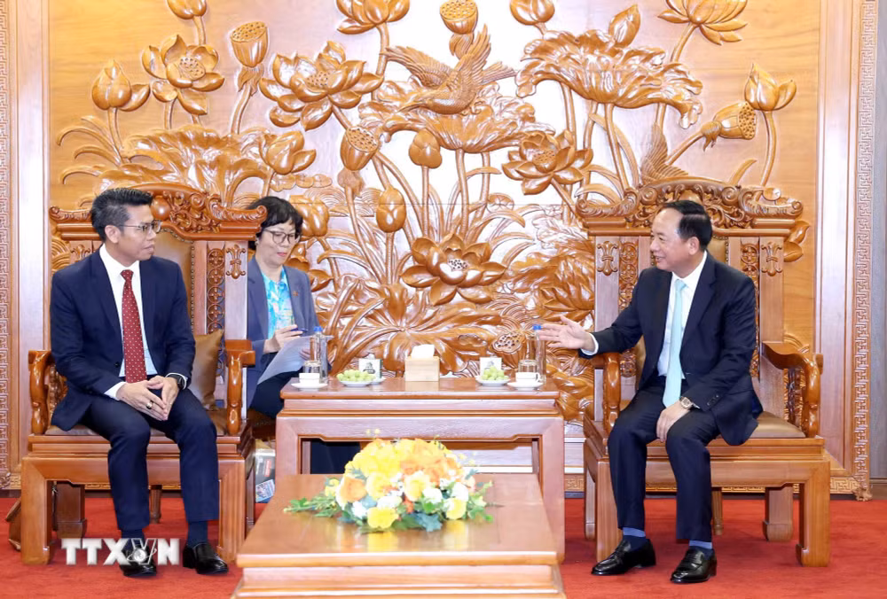 ttxvn_2909-truong-ban-tuyen-giao-trung-uong-tiep-ban-tuyen-huan-trung-uong-dang-nhan-dan-cach-mang-lao-926.jpg