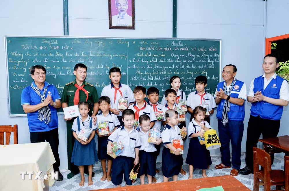 ttxvn_2809-can-bo-thanh-pho-ho-chi-minh-dao-hon-chuoi.jpg