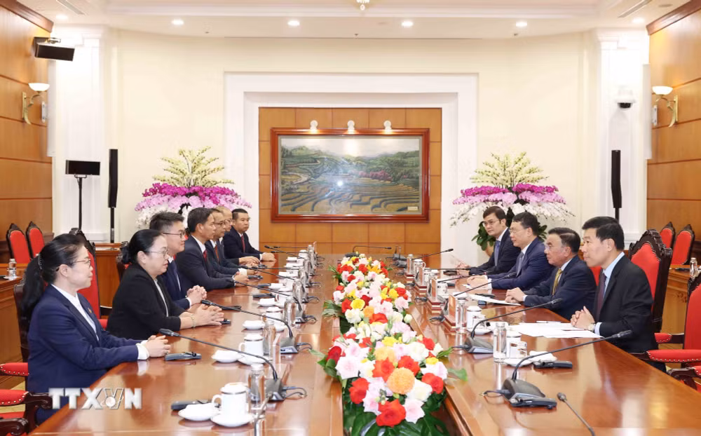 ttxvn_2110-thuong-truc-ban-bi-thu-tiep-doan-trung-uong-doan-thanh-nien-cong-san-lao-1.jpg