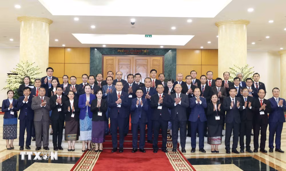 ttxvn_1310-thuong-truc-ban-bi-thu-dang-nhan-dan-cach-mang-lao.jpg