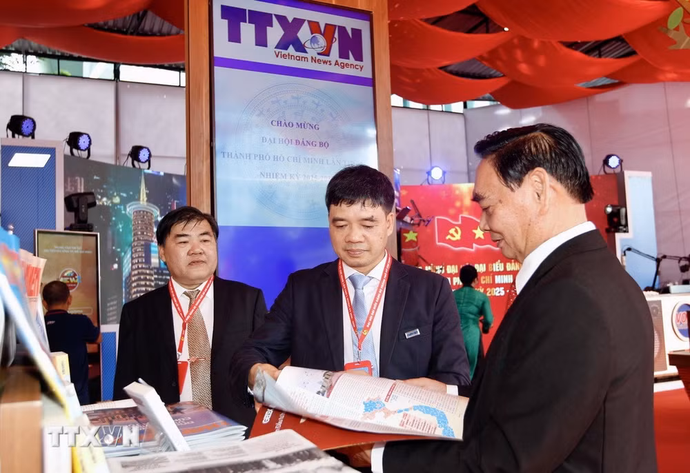 ttxvn-1410-lanh-dao-dang-trien-lam-dai-hoi-dang-thanh-pho-ho-chi-minh-1.jpg