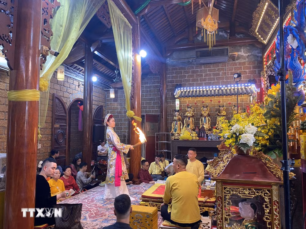 ttxvn_2710-tin-nguong-tho-mau-tam-phu-ha-tinh.jpg