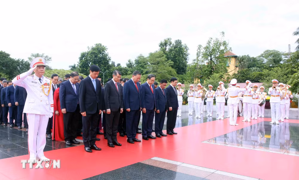 ttxvn_0510-lanh-dao-dang-nha-nuoc-tuong-niem-anh-hung-liet-sy-4.jpg