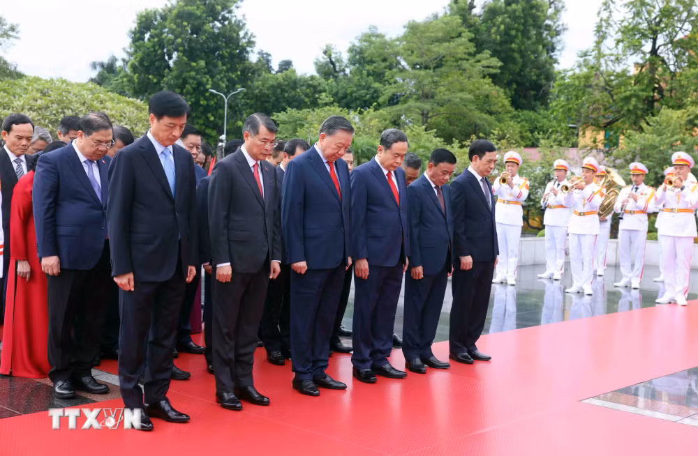 ttxvn_0510-lanh-dao-dang-nha-nuoc-tuong-niem-anh-hung-liet-sy-2.jpg