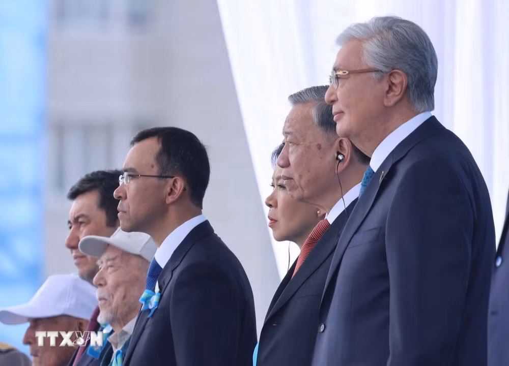 ttxvn-0705-tong-bi-thu-le-duyet-binh-kazakhstan.jpg
