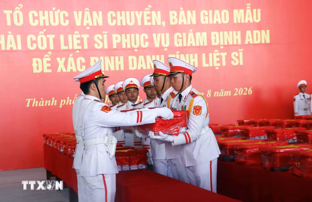 ttxvn-2108-mau-hai-cot-liet-sy-2.jpg