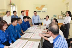 Người dân có thể đọc Dự thảo Văn kiện Đại hội Đảng lần thứ XIV tại hệ thống bưu điện văn hoá xã trên toàn quốc. (Ảnh: Bưu điện Việt Nam)