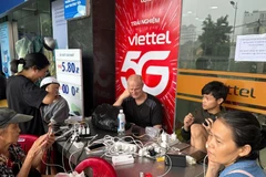 Tất cả các cửa hàng giao dịch, bưu cục và siêu thị của Viettel trên địa bàn thành phố Huế trở thành điểm sạc pin/điện thoại miễn phí cho người dân. (Ảnh: Viettel)