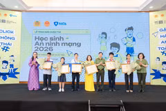 Các cá nhân, trường đoạt giải Nhất cuộc thi Học sinh với An ninh mạng 2026. (Ảnh: PV/Vietnam+)