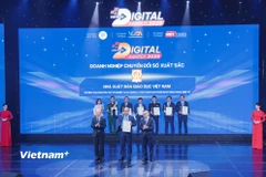 Tại Lễ trao Giải thưởng Chuyển đổi số Việt Nam lần thứ 8, với “Hệ sinh thái giải pháp số về nghiệp vụ và quản lý xuất bản, sản phẩm sách giáo khoa điện tử”, Nhà xuất bản Giáo dục Việt Nam đã được vinh danh ở hạng mục “Doanh nghiệp, đơn vị sự nghiệp chuyển đổi số xuất sắc." (Ảnh: Minh Sơn/Vietnam+)