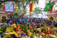 Đông nghịt người dân Thủ đô đến chùa làm lễ trong ngày đầu đi làm sau Tết
