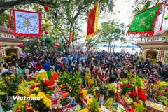 Đông nghịt người dân Thủ đô đến chùa làm lễ trong ngày đầu đi làm sau Tết