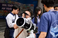 Astrotales’26 là sự kiện thường niên do Câu lạc bộ Amstronomy - câu lạc bộ Thiên văn học đầu tiên và duy nhất của trường Trung học Phổ thông Chuyên Hà Nội Amsterdam tổ chức. (Ảnh: Bảo Ngọc/Vietnam+)