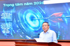 Phó Bí thư Thành ủy Hà Nội Nguyễn Văn Phong phát biểu tại tham luận tại hội nghị sơ kết 1 năm 6 tháng triển khai thực hiện Nghị quyết số 57-NQ/TW của Bộ Chính trị về đột phá phát triển khoa học, công nghệ, đổi mới sáng tạo và chuyển đổi số quốc gia. (Ảnh: Viết Thành/HNM)