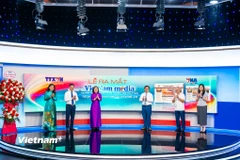 Các đại biểu thực hiện nghi thức chính thức khởi động Chuyên trang. (Ảnh: Minh Sơn/Vietnam+)