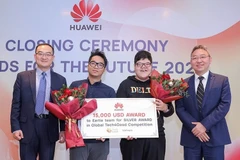 Đại diện Huawei Việt Nam trao thưởng cho nhóm sinh viên Việt Nam đoạt giải Nhì trong cuộc thi Tech4Good 2021 với dự án Earlie. (Ảnh: Huawei)