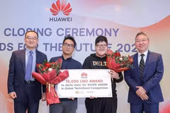 Đại diện Huawei Việt Nam trao thưởng cho nhóm sinh viên Việt Nam đoạt giải Nhì trong cuộc thi Tech4Good 2021 với dự án Earlie. (Ảnh: Huawei)