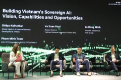 Các diễn giả tham gia phiên thảo luận (từ trái qua): Ông Võ Xuân Hoài - Phó Giám đốc Trung tâm Đổi mới sáng tạo (NIC), ông Lê Hồng Minh - Chủ tịch VNG và ông Phạm Minh Tuấn, CEO của FPT Software. (Ảnh: PV/Vietnam+)