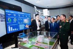 Quốc vương Brunei Darussalam Haji Hassanal Bolkiah thăm và làm việc tại Trụ sở Tập đoàn Công nghiệp – Viễn thông Quân đội (Viettel). (Ảnh: Viettel)