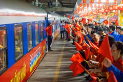 Chuyến tàu đỏ rực cờ hoa tái hiện hình ảnh lịch sử Bắc-Nam thống nhất một nhà