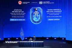 Bộ trưởng Bộ Công an Lương Tam Quang đại diện Việt Nam ký Công ước của Liên hợp quốc về chống tội phạm mạng. (Ảnh: Minh Sơn/Vietnam+)