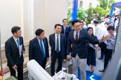 Các đại biểu tham quan gian hàng tại Chương trình “Ngày hội Khoa học và Công nghệ Việt Nam 18/5” năm 2025. (Ảnh: Minh Sơn/Vietnam+)