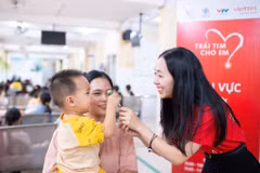 “Trái tim cho em” đến với các tỉnh không chỉ để phát hiện những em bé mắc tim bẩm sinh, mà để mở ra hy vọng chữa trị cho những hoàn cảnh thiếu thốn. (Ảnh: Viettel)