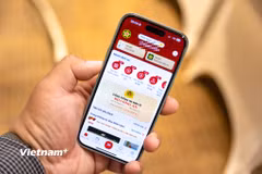 "Bình dân học vụ số" không chỉ là một khóa học, càng không phải là phong trào theo hình thức mà phải trở thành quá trình học tập thường xuyên của cộng đồng, giúp người dân tự tin hơn khi sử dụng VNeID và dịch vụ công trực tuyến, các nền tảng số, tiện ích số và biết phòng tránh những rủi ro trên môi trường mạng. (Ảnh minh họa: Minh Sơn/Vietnam+)