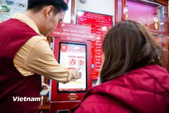 Tiệm vàng tấp nập, khách hàng trải nghiệm giao dịch từ máy tự động trong ngày vía Thần Tài 